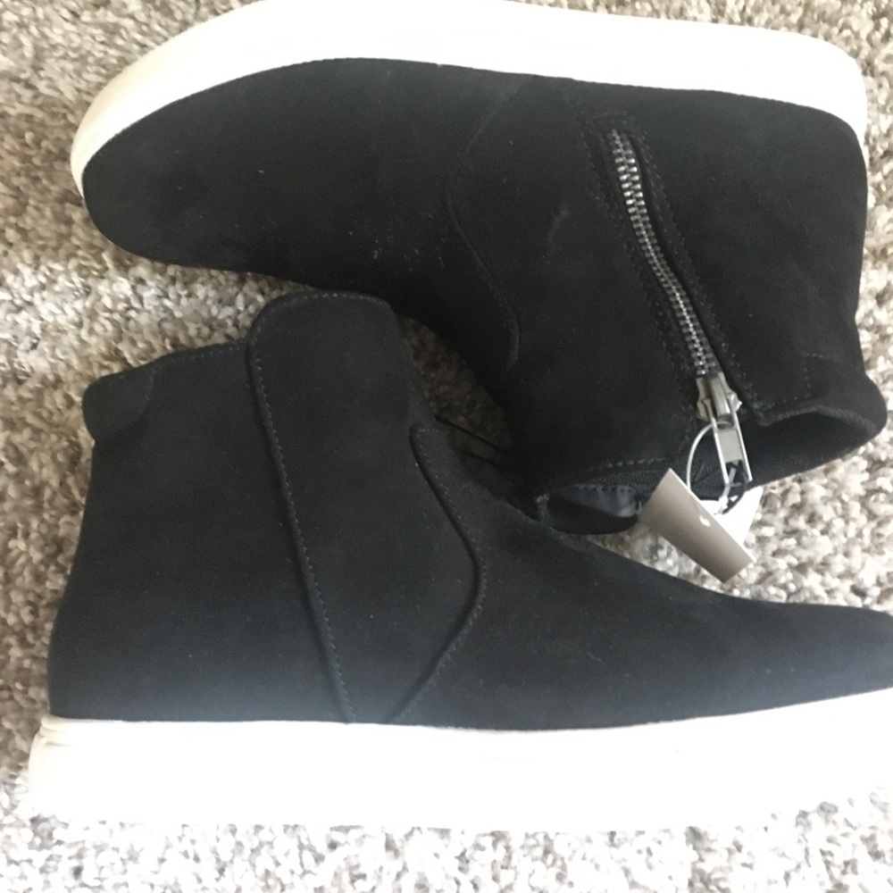 Izod Velvet Sneakers
